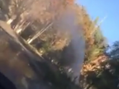 Окативший автовладельцев коммунальный гейзер сняли на видео жители Ростовской области