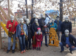 Задыхающиеся от вони жители Ростова устроили фотосессию в противогазах