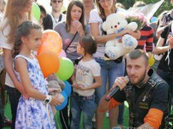 Сотни шаров запустили в небо в честь освобождения Даши Поповой