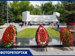 Венки и цветы возложили к Вечному огню в сквере имени Фрунзе в Ростове: фоторепортаж 