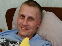 Улыбчивый мужчина со шрамами на руке исчез после прилета в Ростов