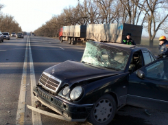 В Ростовской области водитель «Мерседеса» протаранил припаркованную иномарку 