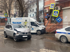 В Ростове водитель грузовика столкнулся с BMW