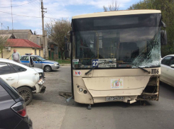 Женщина за рулем иномарки врезалась в автобус и в три припаркованных автомобиля