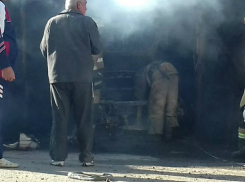 Загоревшаяся прямо внутри гаража машина до смерти напугала ростовских автовладельцев