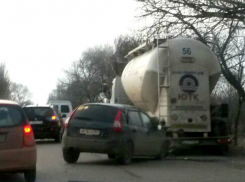 Нелепое ДТП: легковушка протаранила цементовоз на шоссе в Ростовской области