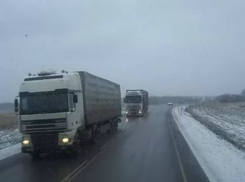 Вышедший протереть фары дальнобойщик погиб под колесами «Газели» на трассе в Ростовской области 