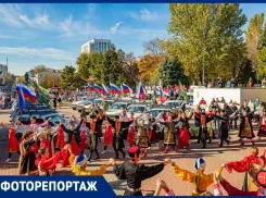 Фоторепортаж: в Ростове отметили День народного единства большим хороводом