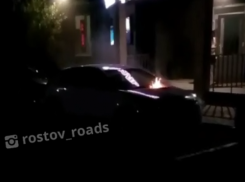Снимали видео, но тушили: в Ростове ночью загорелась иномарка
