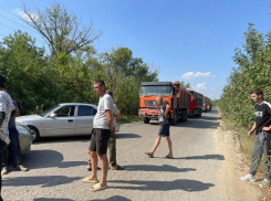 Под Ростовом жители поселка перекрыли дорогу из-за нелегальной свалки