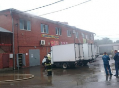 В Ростове горит оптово-розничная база «Врубовая» 