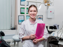 В Ростове стоматологическая клиника ищет ассистента стоматолога и администратора