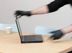 Старенький ноутбук «прилип» к рукам вороватого посетителя парикмахерской в Ростовской области