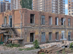 В Ростове разбирают последнюю казарму бывшей бойни — на ее месте вырастут 16 жилых корпусов