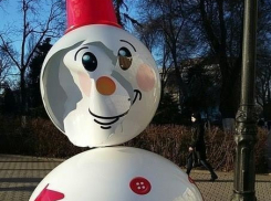 В Ростове задержан мужчина, который сломал «снеговиков» у здания обладминистрации