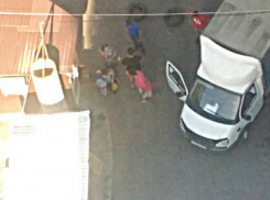 Маленький мальчик попал под колеса «Газели», перебегая дорогу во дворе Ростова