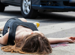 Попавший в ДТП Hyundai сбил женщину на тротуаре и врезался в здание в центре Ростова