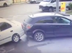 Автоледи на иномарке толкнула «попой» чужое авто на парковке Ростова и уехала с места ДТП