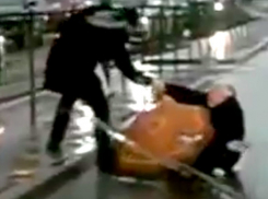 Спасение упавшей на проезжую часть пенсионерки пешеходом и водителем Ростова попало на видео