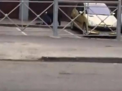 Двое ростовчан устроили драку возле центрального рынка 