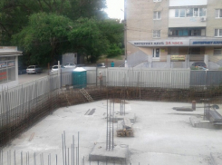 Строящийся на месте сквера магазин угрожает разрушить дом в Ростове