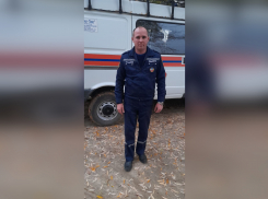 В Азове спасатель убрал машину с ЖД переезда, рискуя жизнью