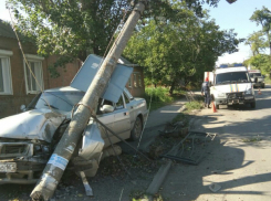 Потерявший сознание за рулем автомобилист снес фонарный столб на тротуаре под Ростовом