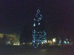 Простоявшая до апреля в новогоднем убранстве елка угрожает спалить жителей Советского района Ростова