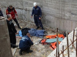 Рабочий разбился насмерть после падения со строящегося дома в Ростове