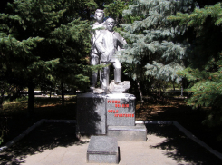 Памятник пионерам Грише Волкову и Феде Игнатенко в Ростовской области