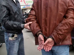 Разгуливающего по улицам с крупной партией наркотиков мужчину поймали в Ростове