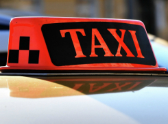 Двое мужчин и женщина получили травмы в массовом ДТП с машиной такси в Ростовской области