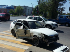 Иномарка превратилась в груду металла после жесткого тарана «автогонщика» на дороге Ростова