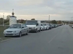 Под Ростовом водители устроили многокилометровую очередь за картошкой по 35 рублей