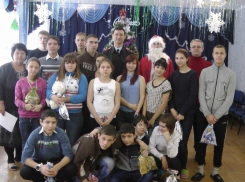 Полицейский Дед Мороз вручил сиротам из Волгодонска билеты в музей 