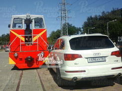 Автохам на иномарке припарковался на железнодорожных путях и ушел кутить в Ростове