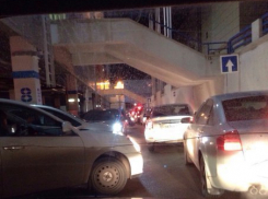 Предновогодний ажиотаж привел к огромной пробке на парковке «Ашана»