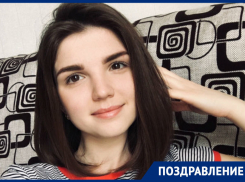 Красавицу Елену Стрельникову поздравляют друзья