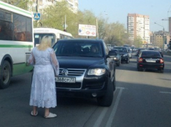 Женщина в белом создала пробку в Ростове, требуя денег на храм