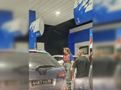 На АЗС в Ростове сотрудница развела очередь на две полосы и утихомирила водителей