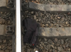 Пассажирский поезд насмерть сбил мужчину в Ростовской области