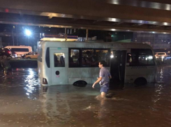 На ростовском автовокзале люди не могут выбраться из потоков грязной воды