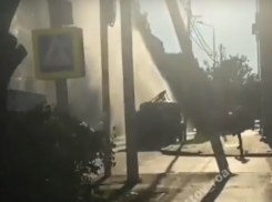 Безумный коммунальный фонтан из недр преисподней вызвал огромные пробки  в центре Ростова