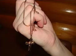 Дорогое украшение с опрокинутого на асфальт мужчины снял молодой алиментщик в Ростове