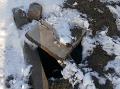 Опасный для жизни люк на тротуаре обнаружили встревоженные жители Ростова