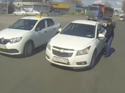 Автомобиль без водителя ехал по главной дороге в Ростове и попал на видео
