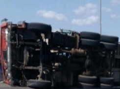 Потерявший равновесие большегруз улетел с трассы с кувырком в Ростовской области