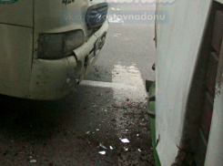 Две скорых оказывали помощь пассажирам столкнувшихся маршрутки и автобуса в Ростове 