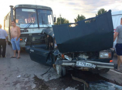 Уснувший за рулем мужчина устроил лобовое ДТП с тремя пострадавшими в Ростовской области