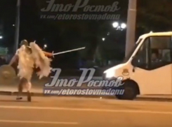 Хваставший своим бессмертием вооруженный ангел в оживленном центре Ростова попал на видео